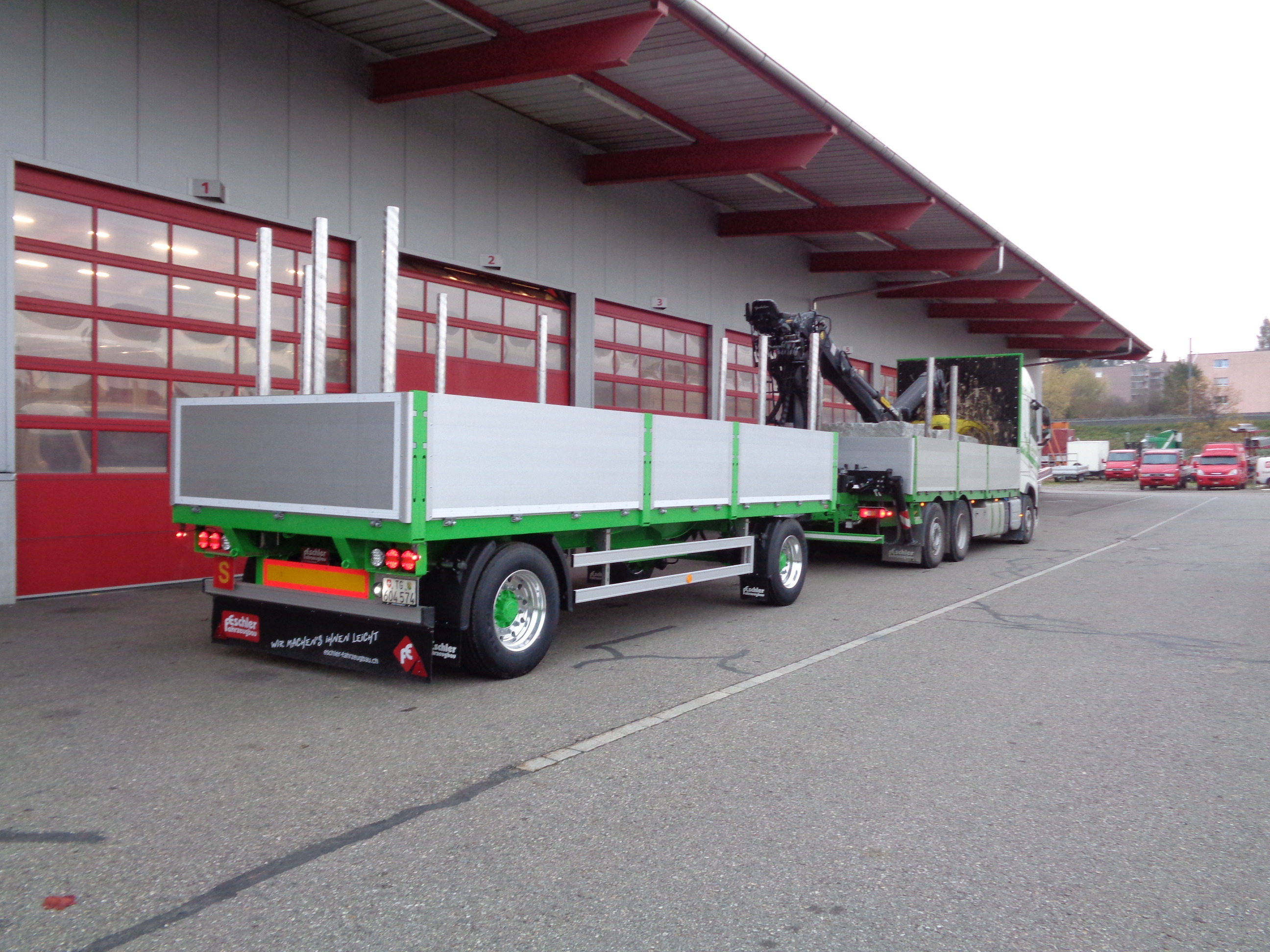 Anhänger mit Seitenladen und Aluminium- Rungen